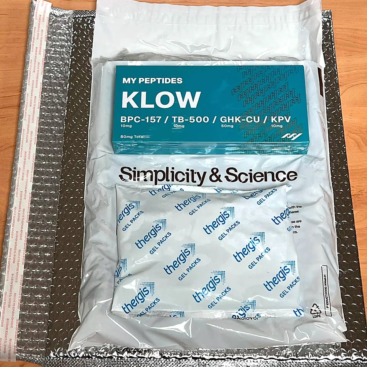 Una caja de producto con un bloque de gel congelado