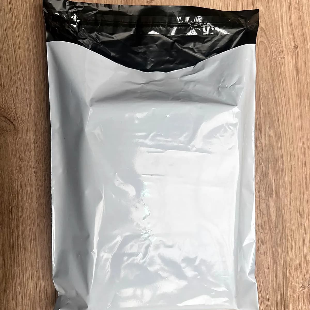 Una caja de envío exterior neutra y sin marca